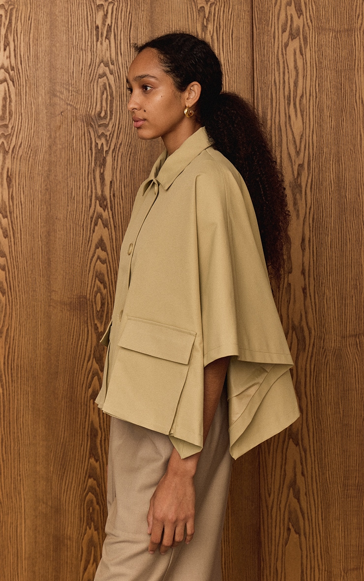 Veste style trench courte gris clair à manches chauve-souris image 4