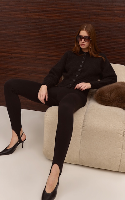 Legging doux noir à brides sous les pieds