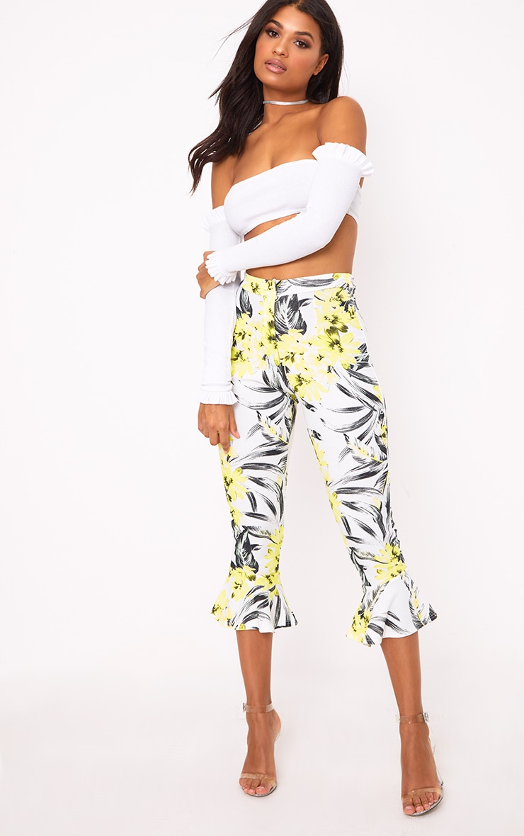 Cream Tropical Floral Flare Hem Trousers. Trousers PrettyLittleThing QA