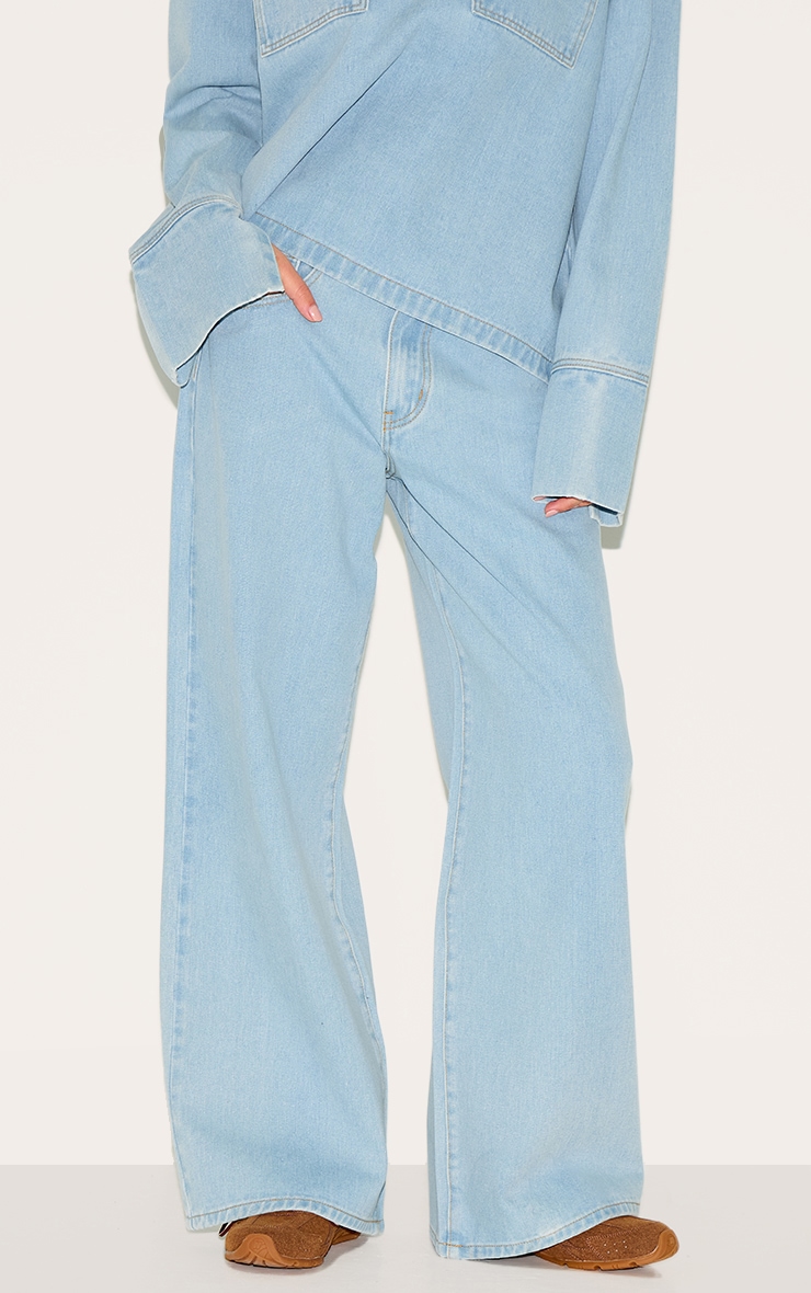 Jean large bleu clair à taille haute et coutures contrastantes image 2