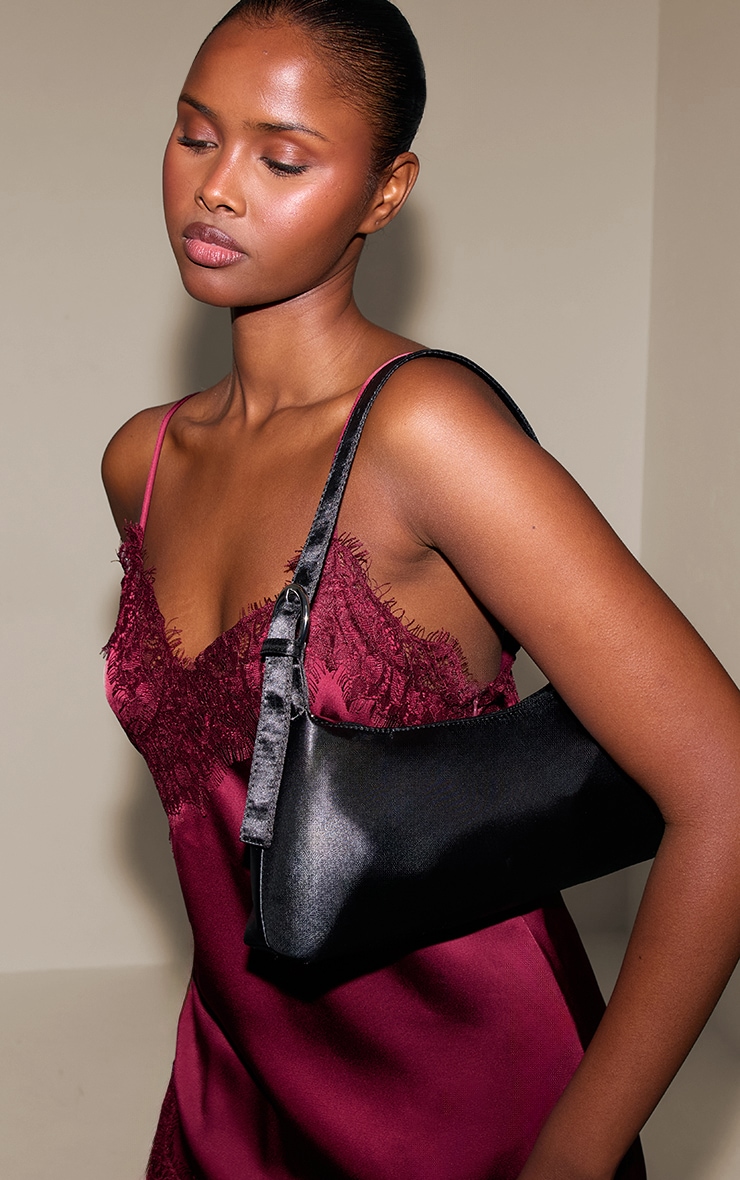 Sac à main satiné noir à boucles image 1