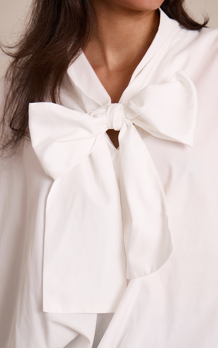 Robe chemise ample blanche à détail noué image 4