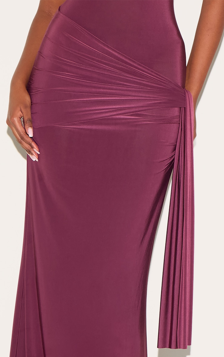 Robe longue moulante rouge vin à épaule dénudée et détail drapé image 4