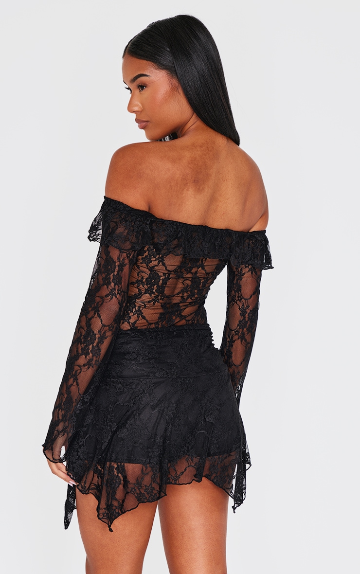 Combishort en dentelle noire découpé à col bardot et détails volantés image 2