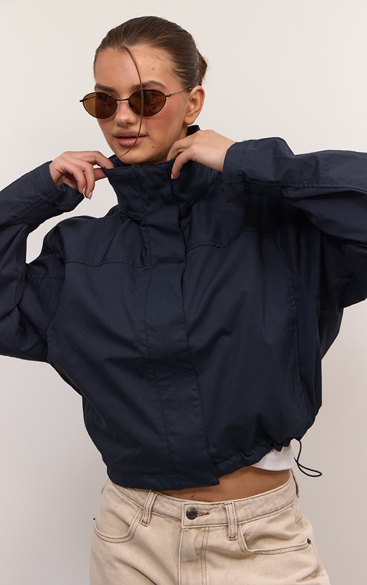 Veste coupe-vent bleu marine froncée à col entonnoir