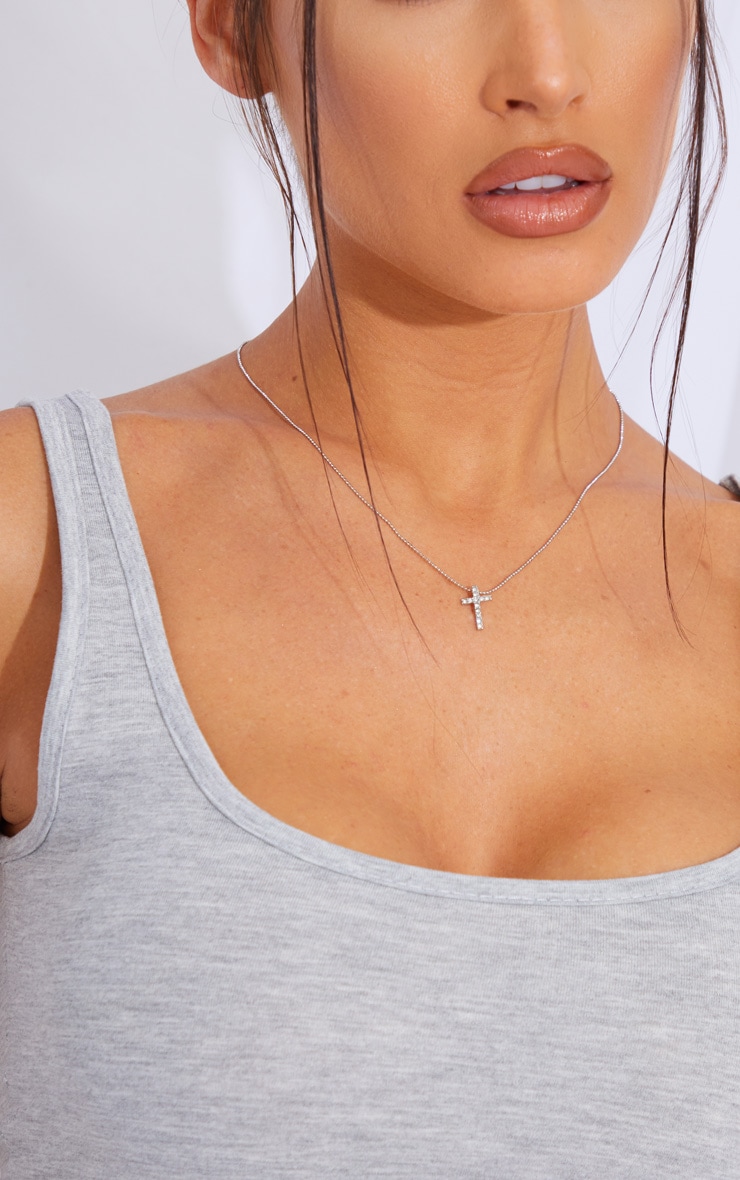 Collier argenté à petite croix strassée