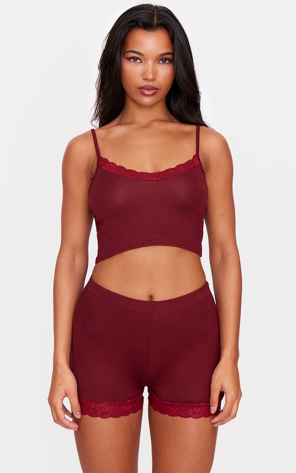 Ensemble de pyjama débardeur et short bordeaux à bordures en dentelle