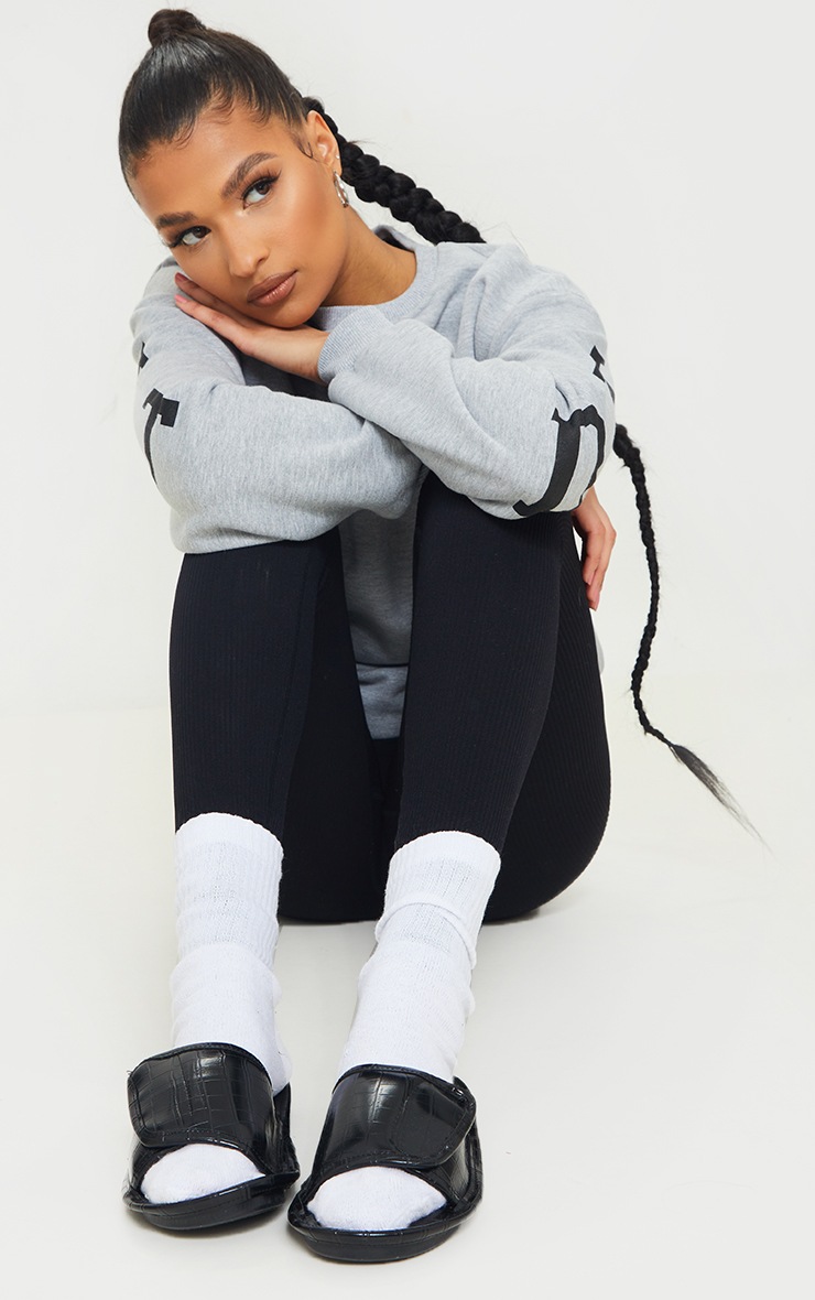 Claquettes en similicuir noir à velcro