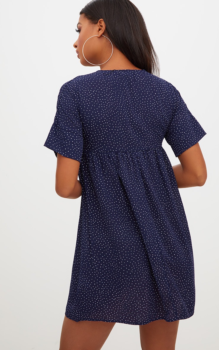 Robe babydoll bleu marine à pois blancs. Robes PrettyLittleThing FR