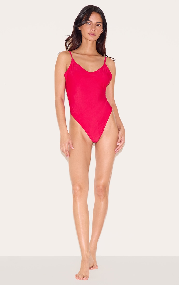Maillot de bain rouge à décolleté plongeant image 3