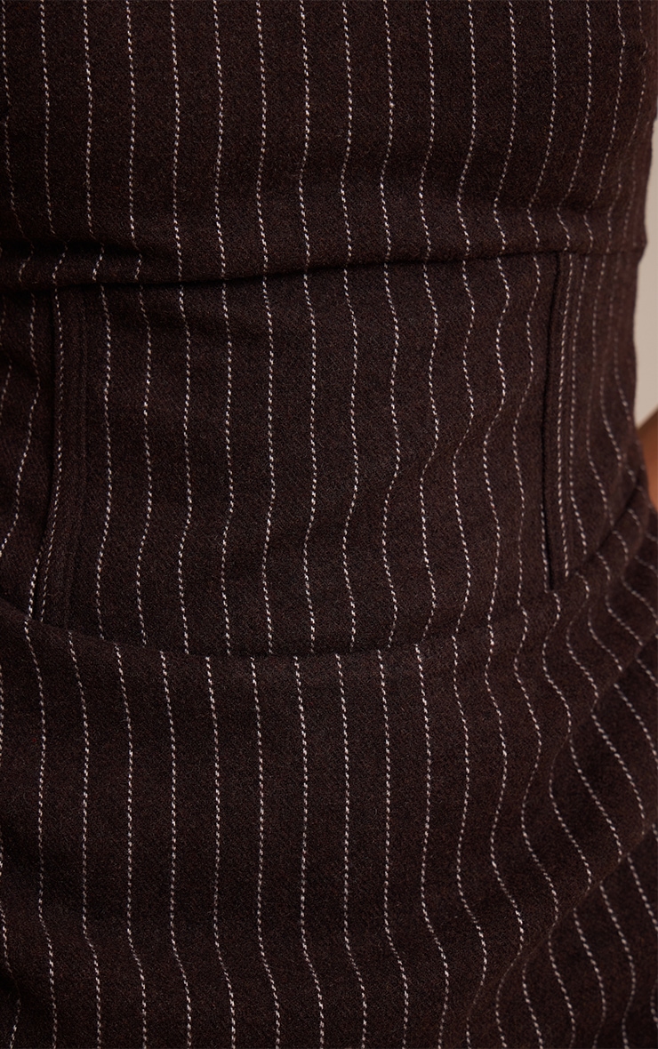 Robe moulante chocolat froncée à fines rayures image 4