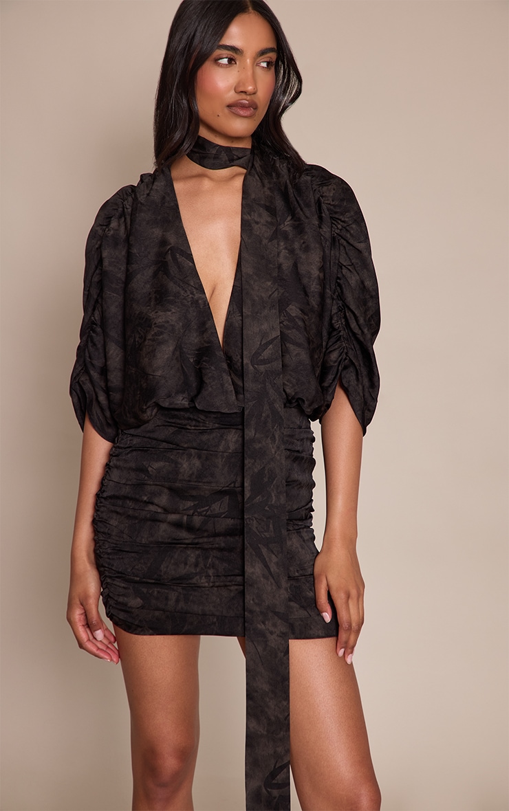 Mini robe satinée imprimé noir à col en V image 3