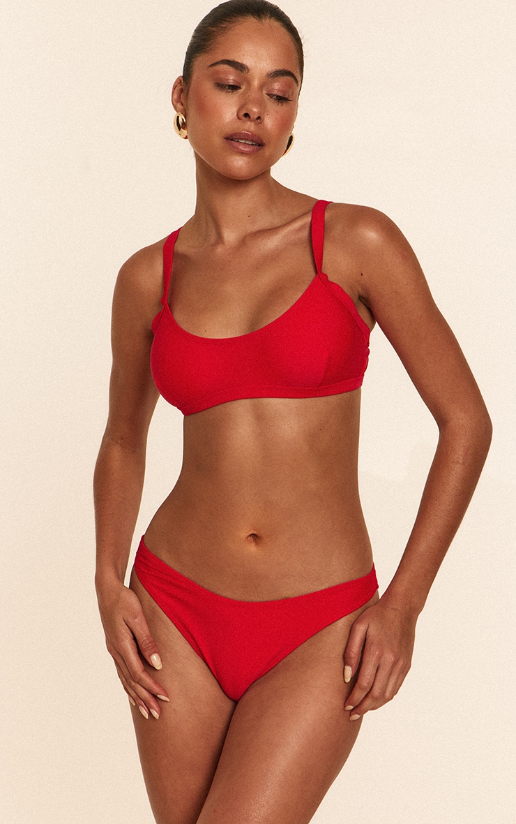 Bas de maillot tanga rouge à coupe boomerang image 1