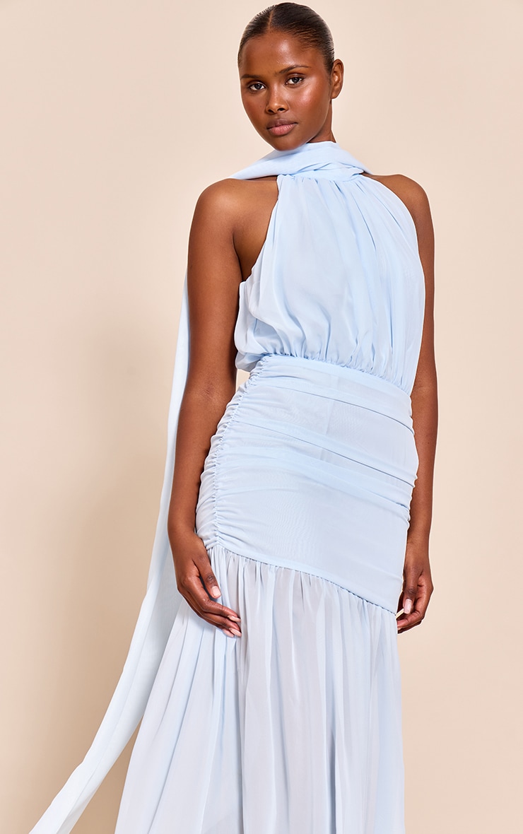Robe longue bleu clair froncée à col montant et détail foulard image 4