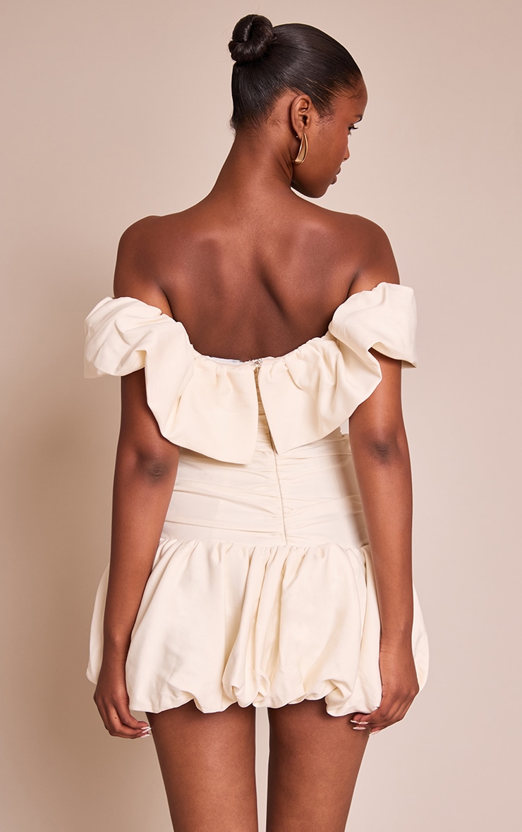 Mini robe droite tissée crème froncée à col bardot image 2