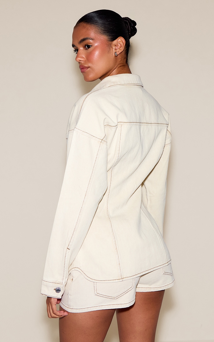 Chemise longue en jean gris pierre délavé à coutures contrastantes et taille cintrée image 2