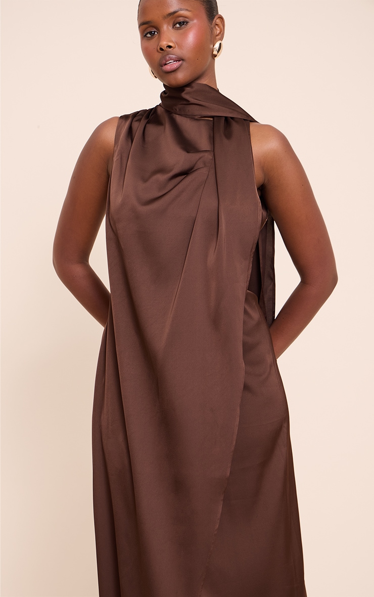 Robe longue satinée chocolat à détail foulard image 4