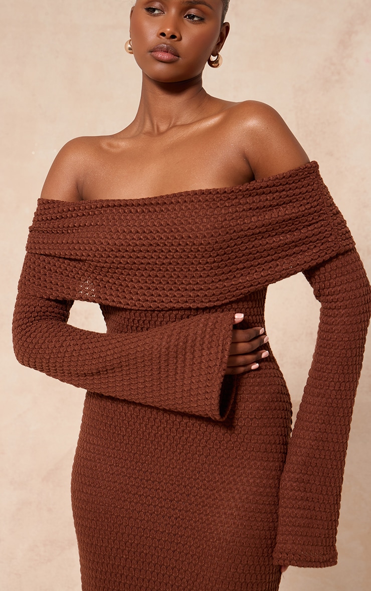 Robe longue texturée chocolat à col bardot et manches longues image 4