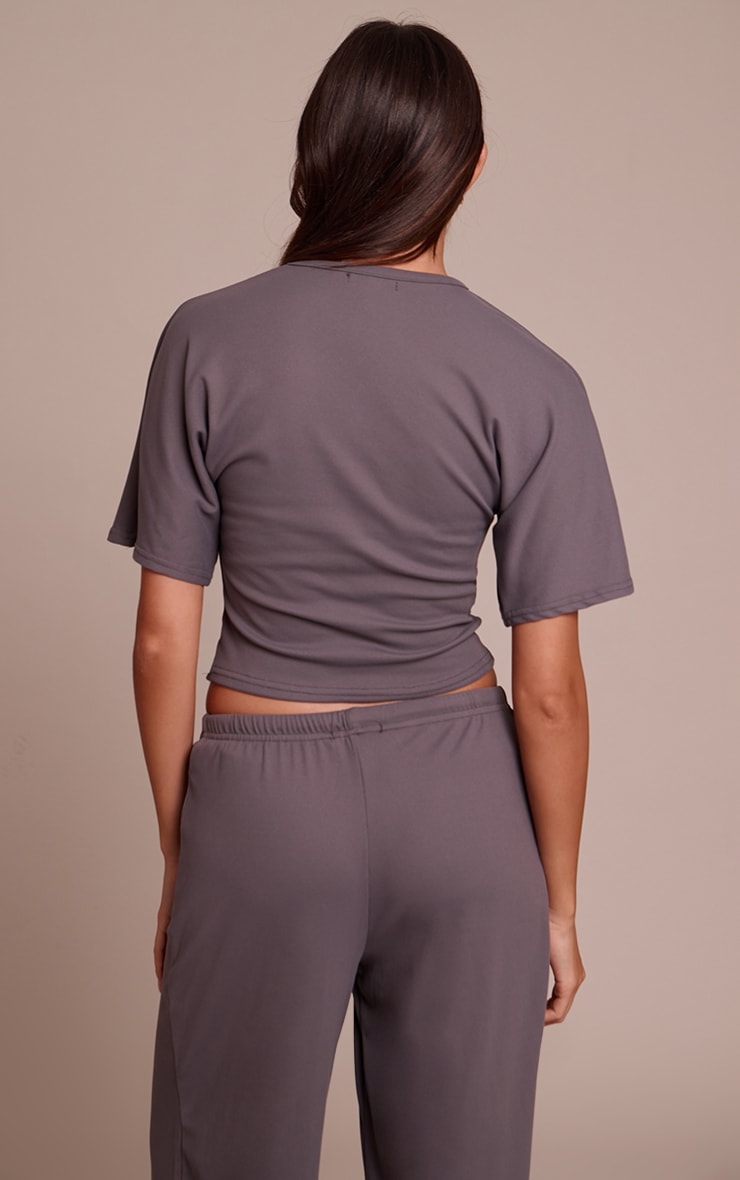 T-shirt doux gris charbon à épaules carrées image 2