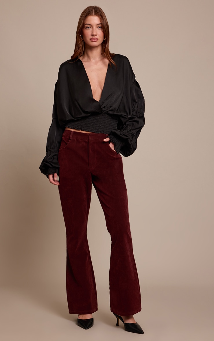 Blouse satinée noire à décolleté et volants image 3