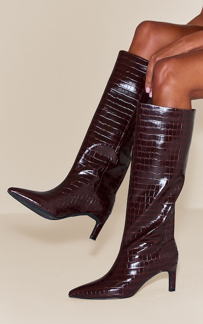 Botte montante au genou en PU effet croco chocolat à talon chaton.
