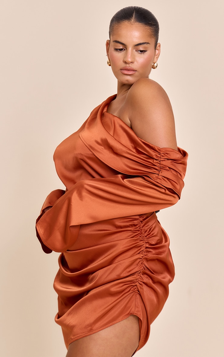 Plus Robe moulante satinée orange brûlé à épaule unique drapée image 4
