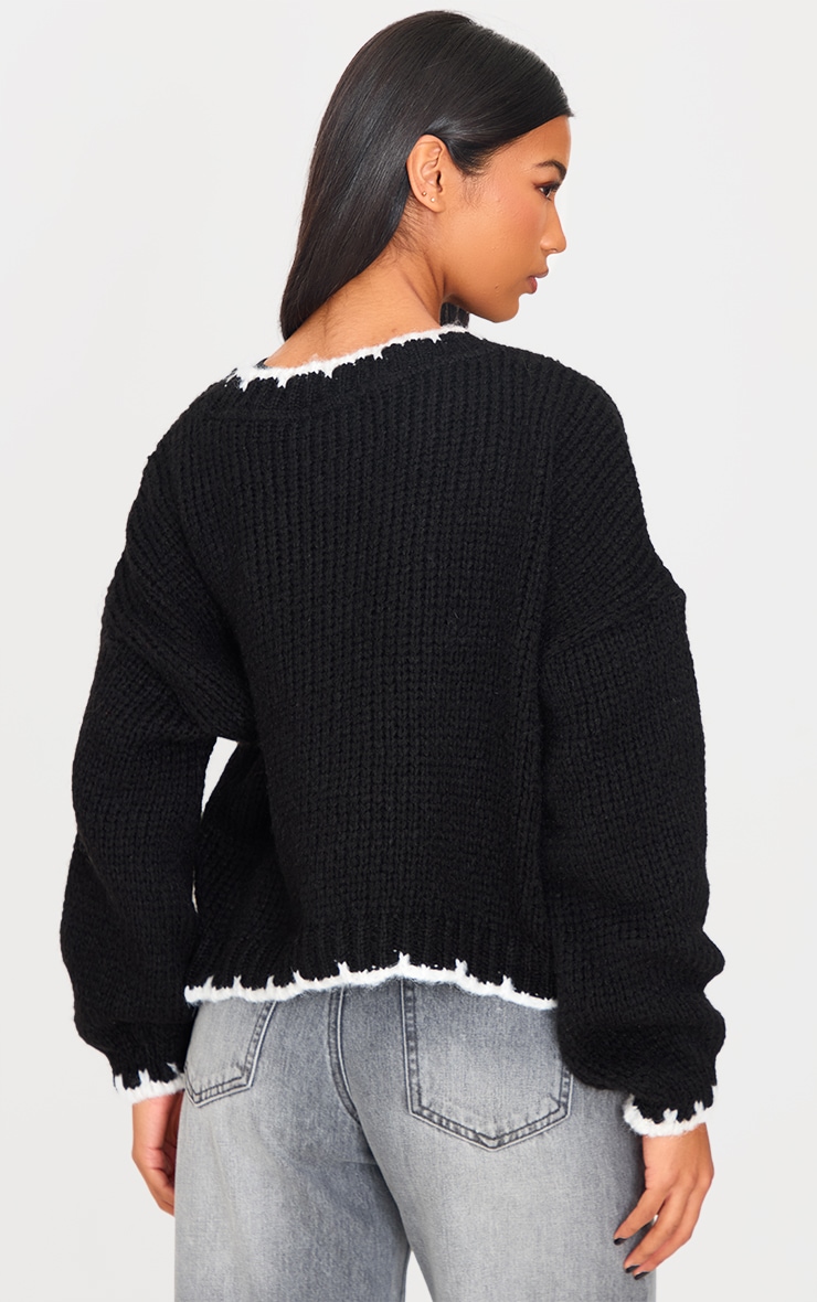 Pull oversize style couverture en maille tricot noire et blanche à coutures contrastantes image 2