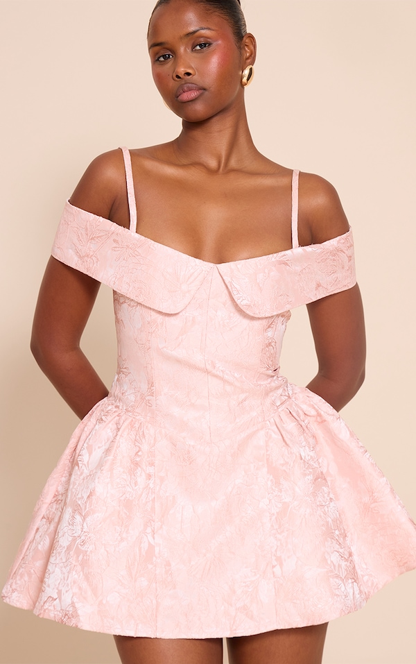 Robe droite en jacquard rose pâle à col bardot