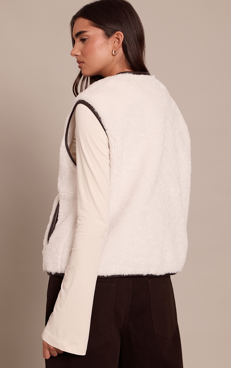 Gilet en imitation mouton crème à brodures en PU image 2