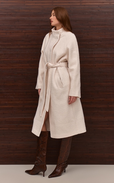 Manteau long en effet laine crème à col montant et taille nouée