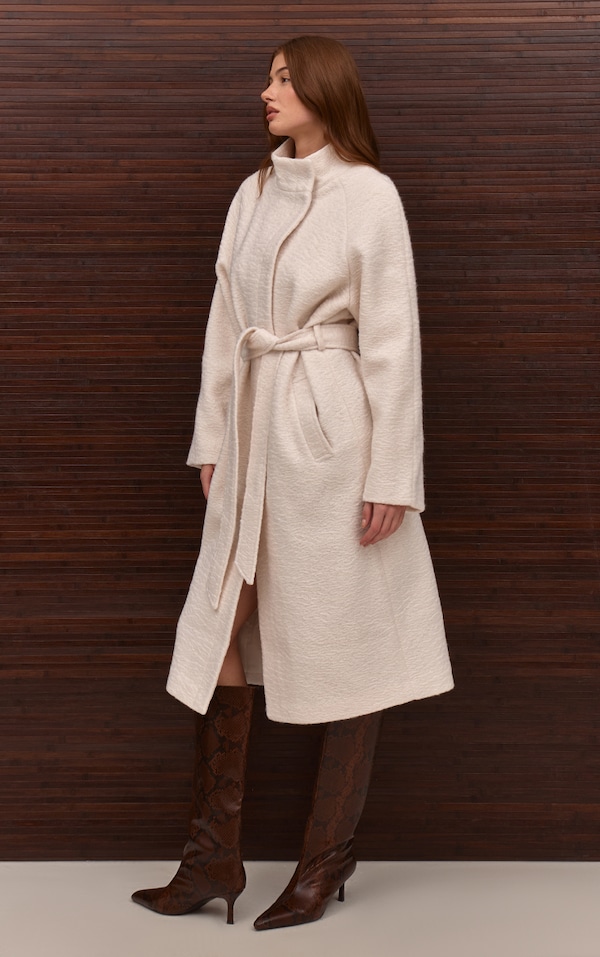 Manteau long en effet laine crème à col montant et taille nouée