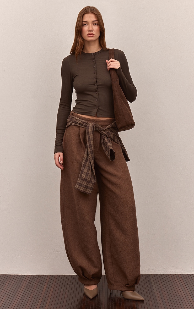 Top doux côtelé chocolat foncé à manches longues et boutons image 3