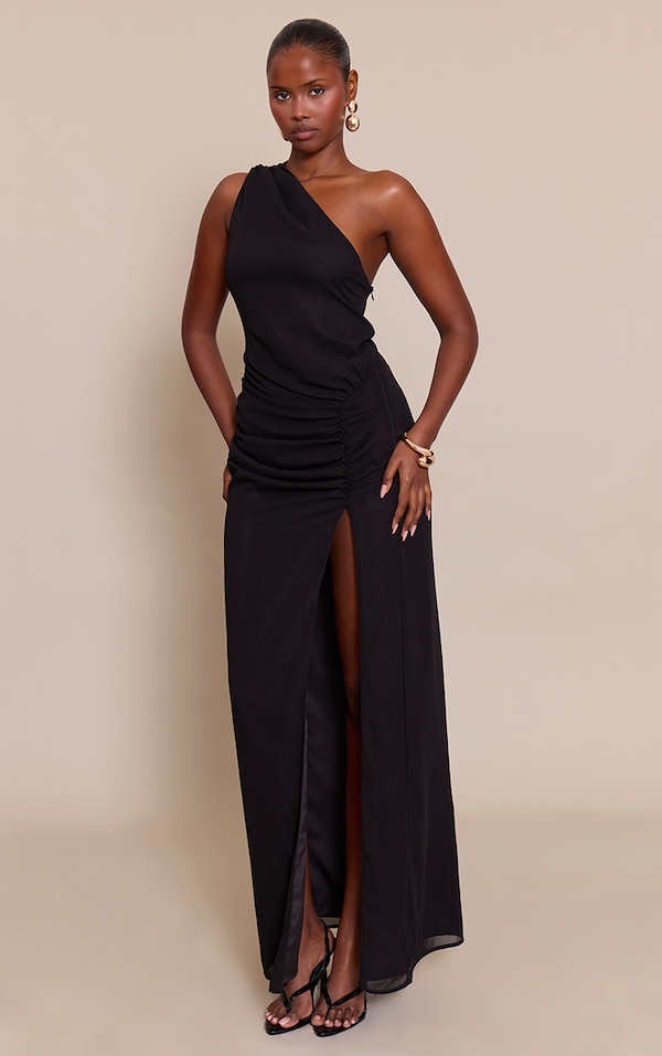 Robe longue en mousseline de soie noire froncée épaule unique
