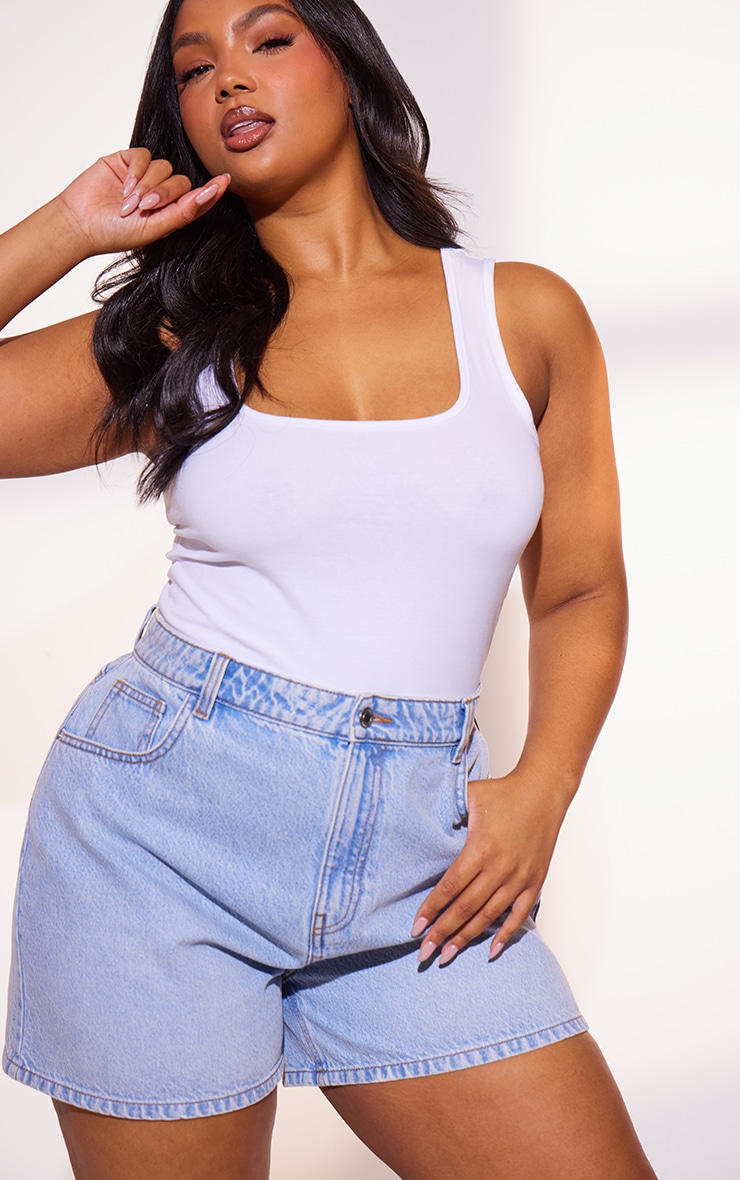 PRETTYLITTLETHING Plus Light Blue Mom Denim Shorts image 5