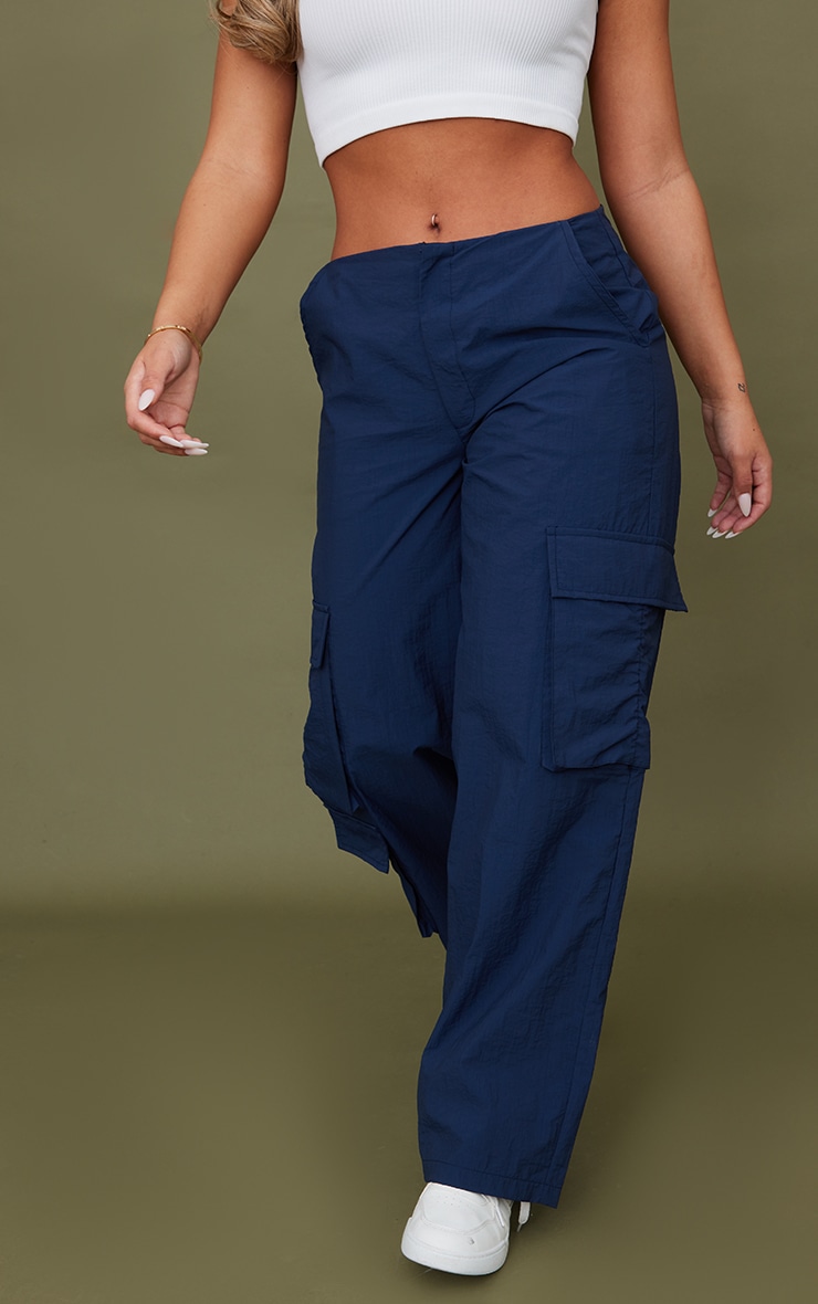 Pantalon cargo en nylon bleu marine à taille haute image 4