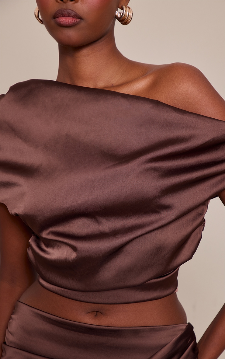 Top drapé satiné marron chocolat à épaule unique image 4