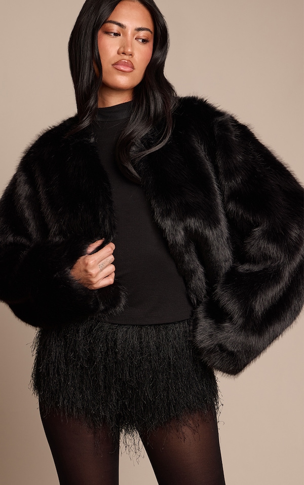 Manteau court en fausse fourrure noire