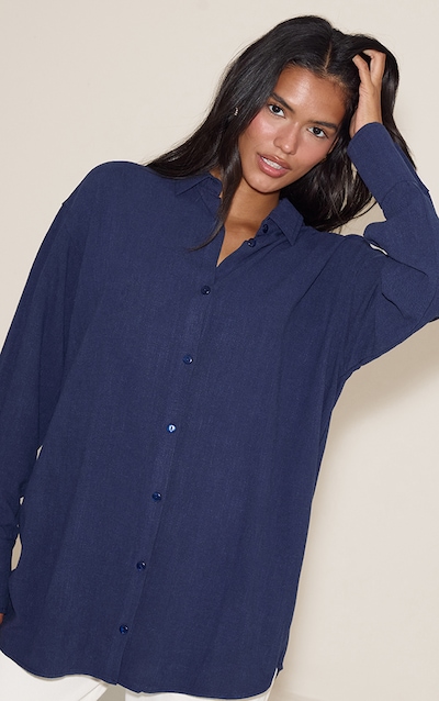 Chemise oversize en effet lin bleu marine à épaules carrées