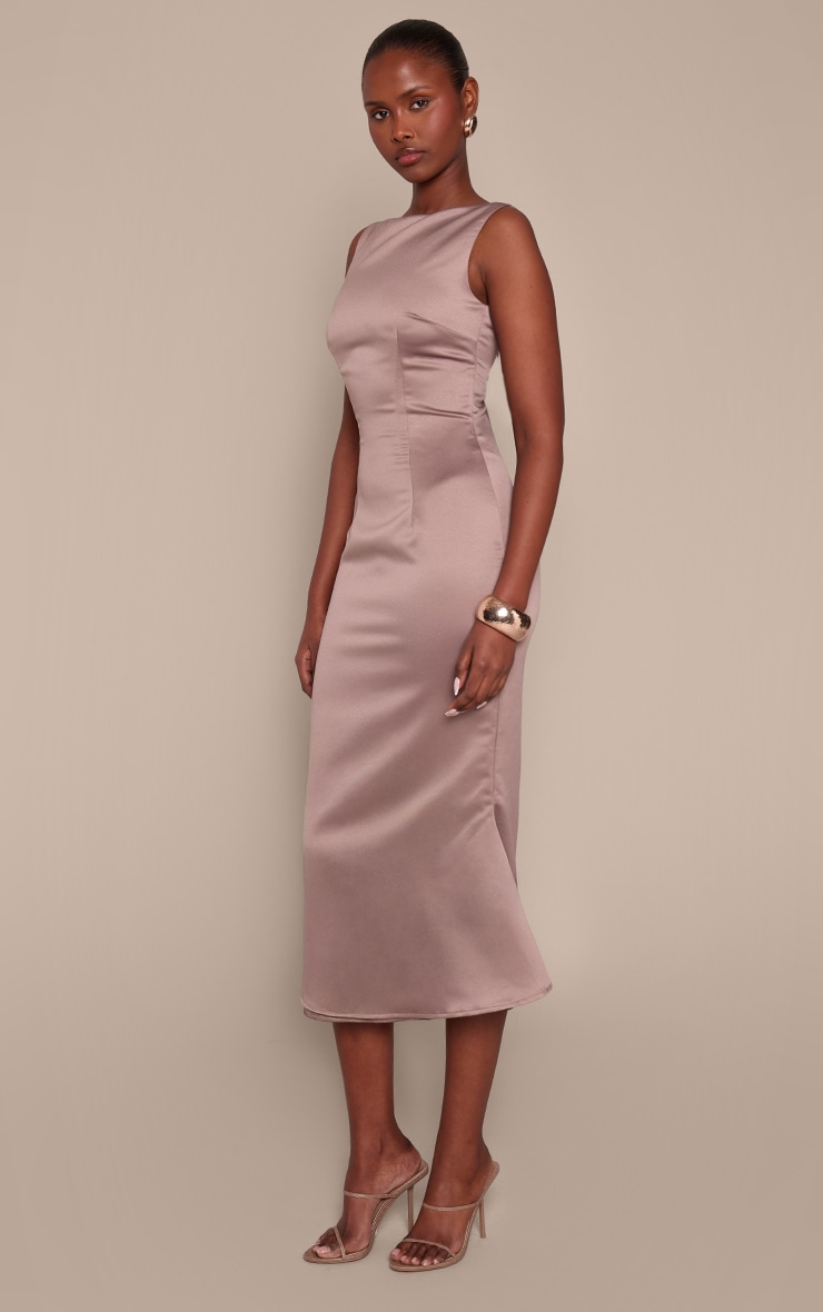 Robe mi-longue sirène satinée taupe à col bateau image 3