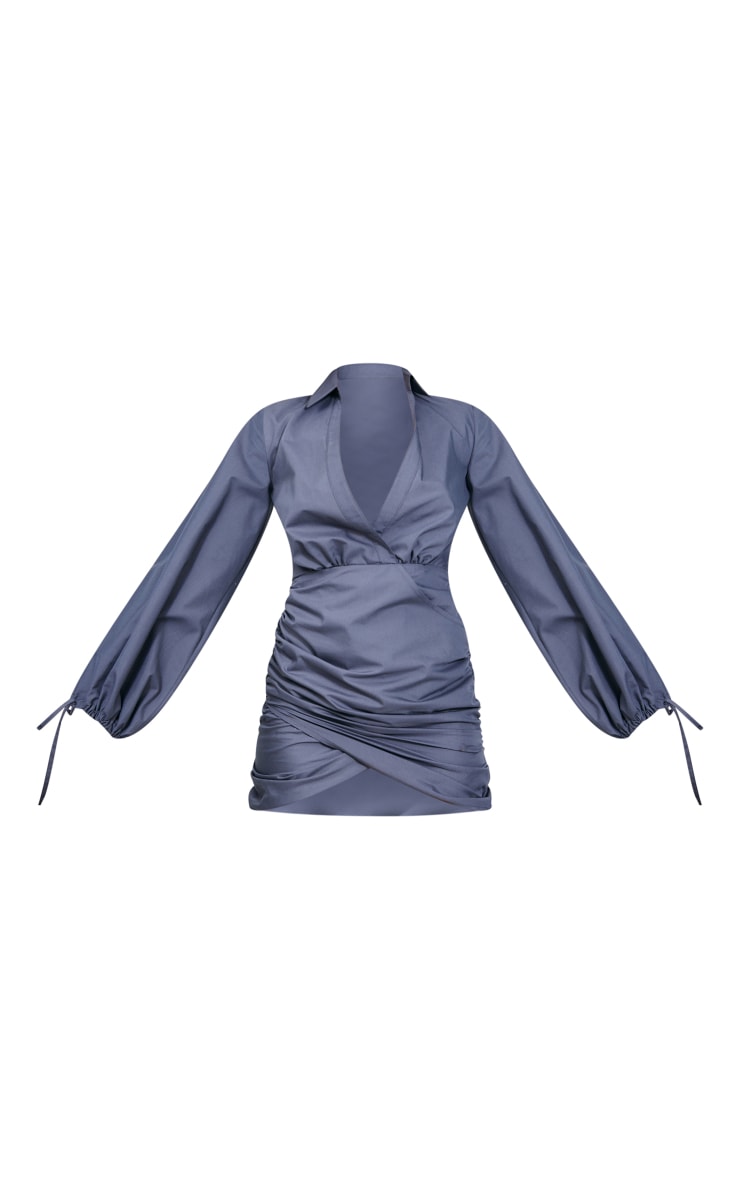 Robe chemise moulante décolletée bleu acier froncée à manchettes nouées image 5