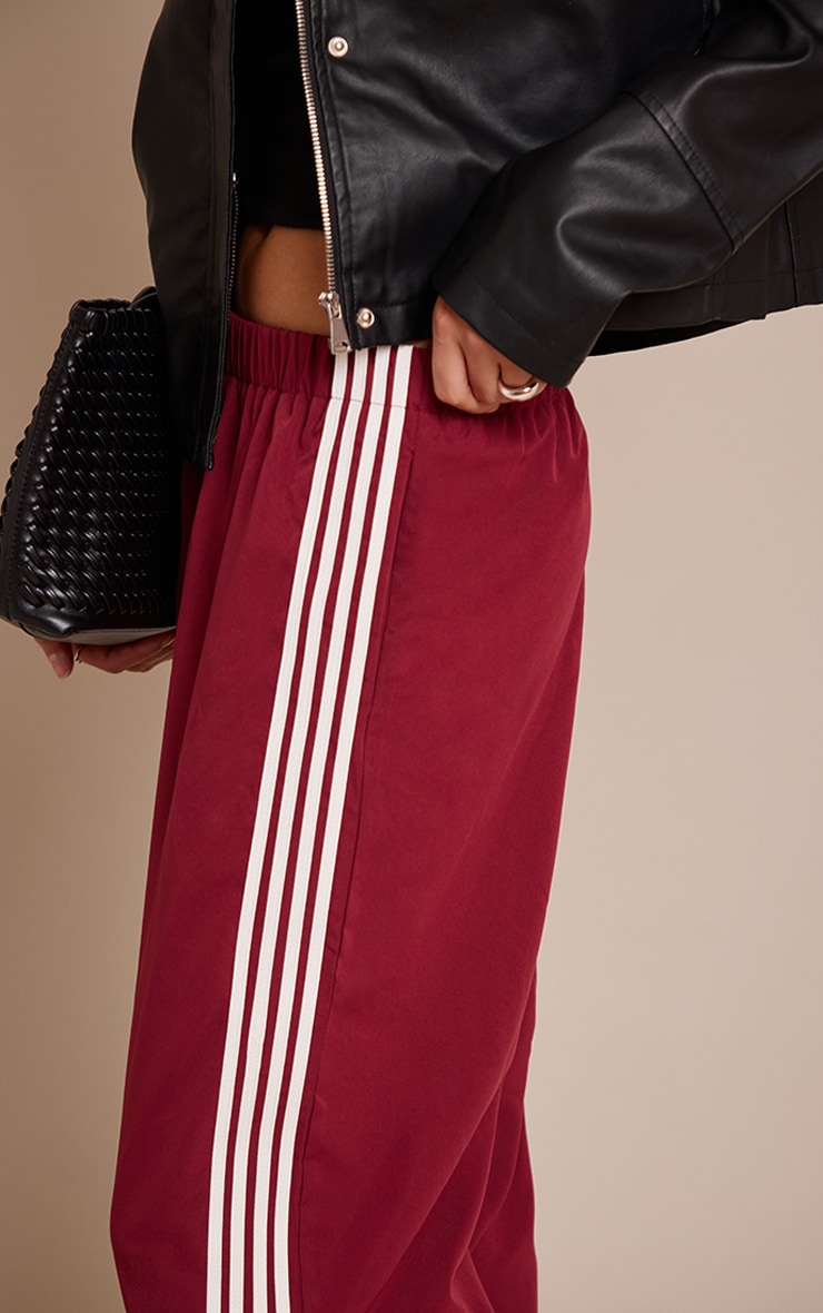 Bas de survêtement en nylon prune à rayures sur les côtés image 4