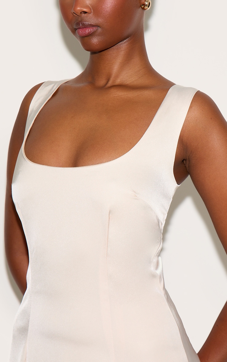 Robe mi-longue satinée non colorée à taille tombante image 4