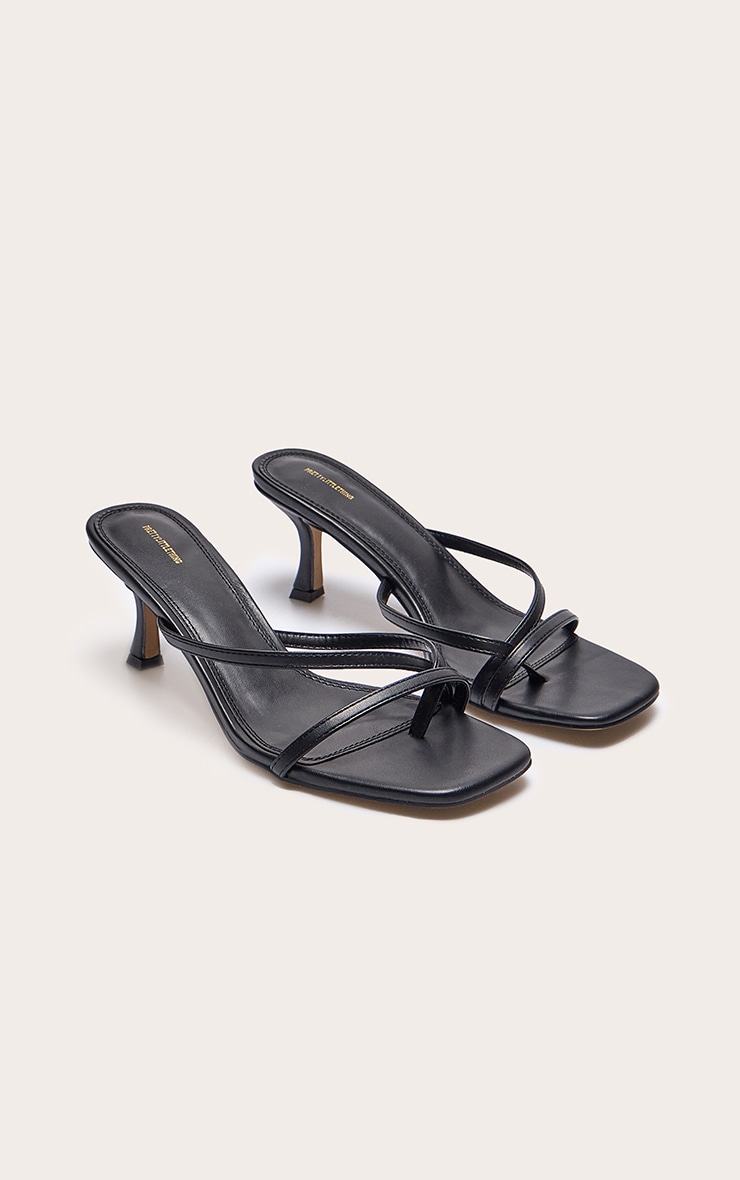 Mules style tongs carrées en PU noir à talon aiguille moyen et brides image 2