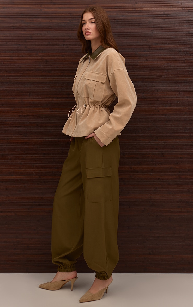 Veste en suédine sable à col contrastant et taille cintrée image 3