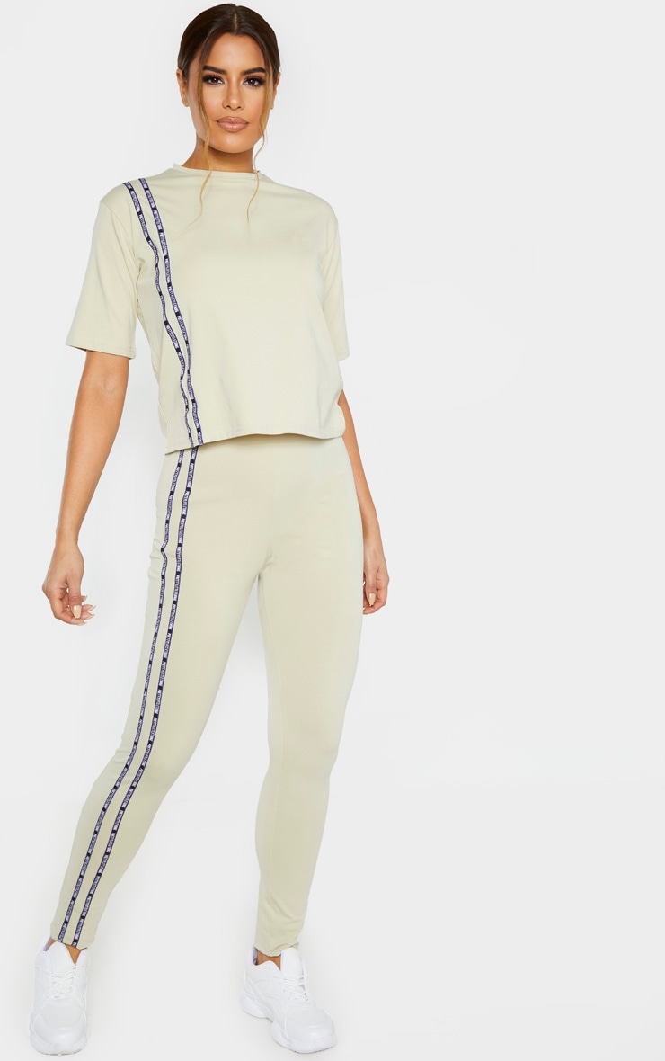 PRETTYLITTLETHING Tall - Jogging gris pierre à bandes