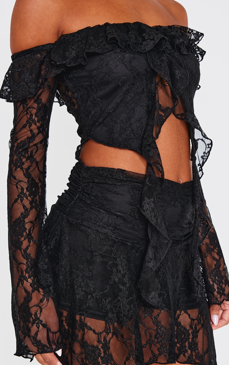 Combishort en dentelle noire découpé à col bardot et détails volantés image 4