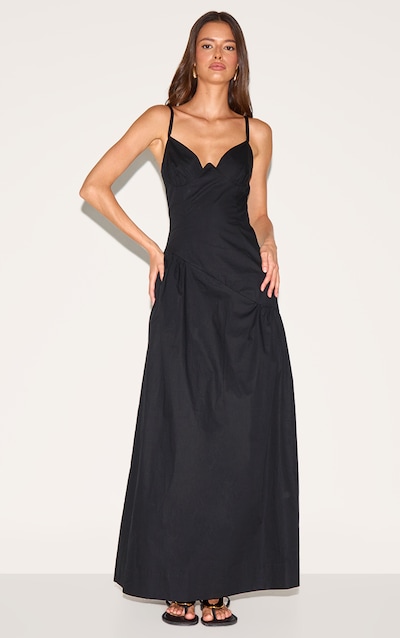 Robe longue noire à décolleté et détail asymétrique