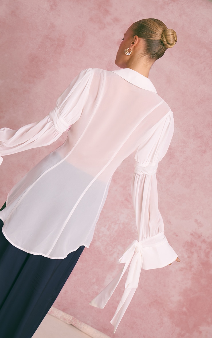 Blouse longue en mousseline de soie blanche à détails lacés image 2