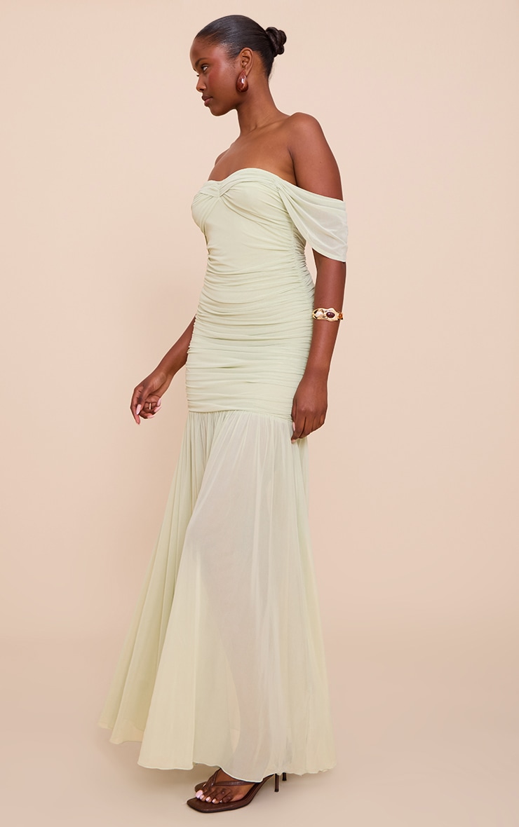 Robe longue en mesh vert sauge froncée à col bardot image 3