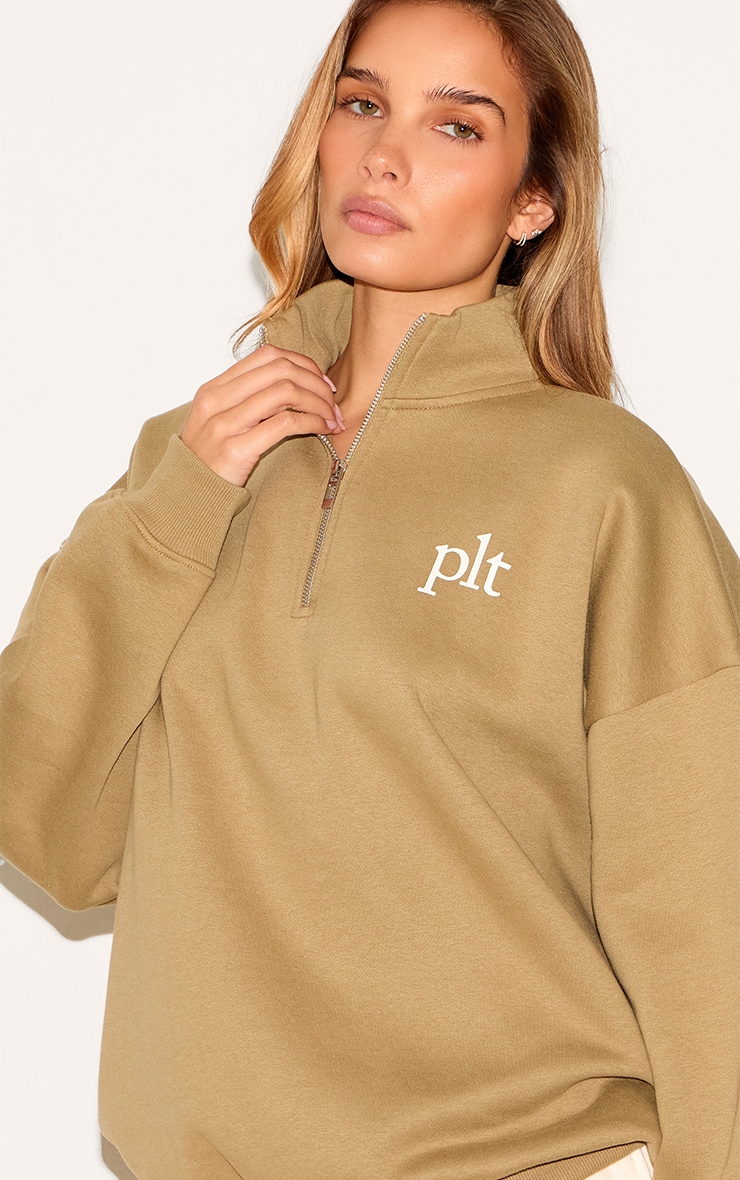 Sweat vert olive imprimé "PrettyLittleThing" à quart de zip image 4